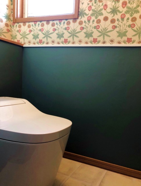 ウィリアムモリスのクロスが彩る華やかなトイレ施工後イメージ１
